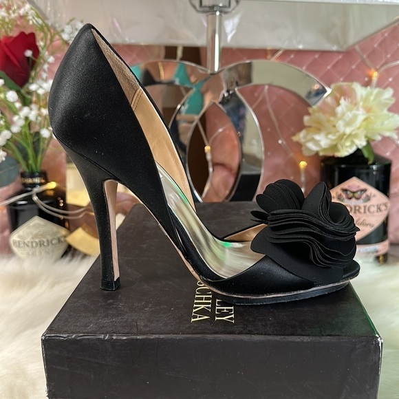 Authentic BADGLEY MISCHKA BLACK SATIN ROSETTE OPEN TOE HEELS SIZE 7 - Picture 5 of 10